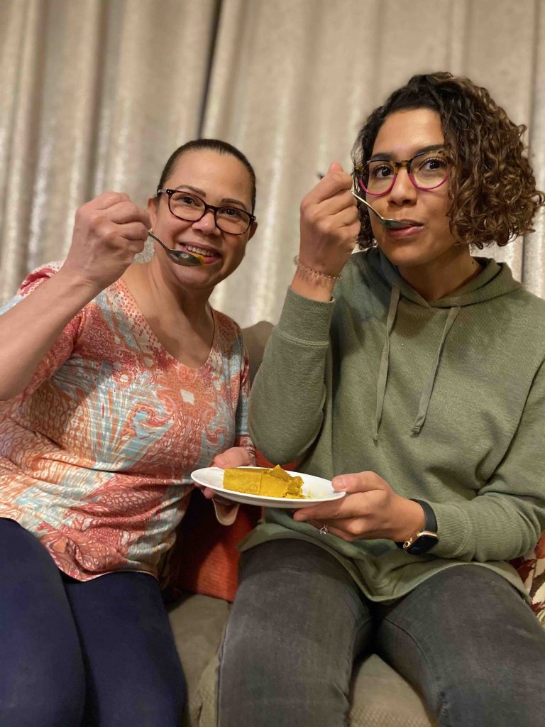 Naihomy and her mom eating flan de calabaza