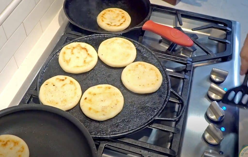 Arepas en budare, Poniendo las arepas en el budare