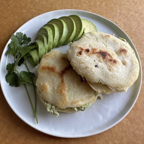 https://familiakitchen.com/wp-content/uploads/2021/05/Reina-pepiada-arepa-Venezuela-e1677171192376-500x500.jpg