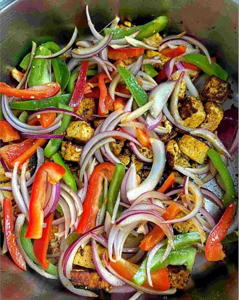 A glorious guisado with onions, green and red peppers and tofu.Tofu guisado