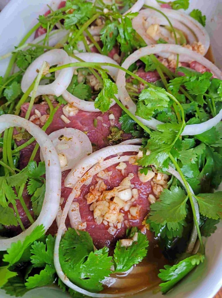 Make the marinade by mixing the: beer, serrano chile, spices and onions.