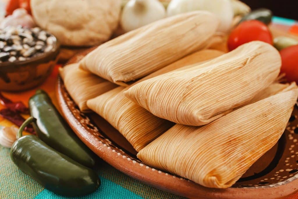 tamales mexicanos rojos de pollo