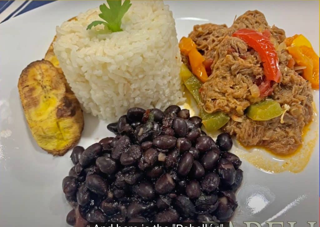 Ya probaste nuestra Arepa de Pabellón Criollo? Aquí te mostramos los  ingredientes con que rellenamos la Arepa. Deliciosa Arepa libre de…